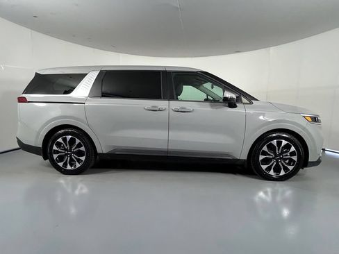 Used 2024 Kia Carnival EX FWD image 8