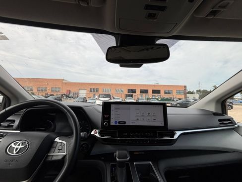 Used 2025 Toyota Sienna XLE FWD image 34