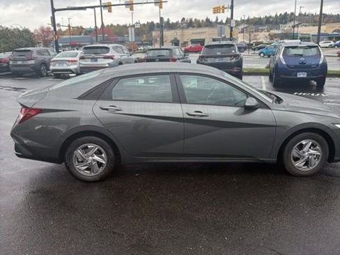 Certified 2025 Hyundai Elantra SE image 8