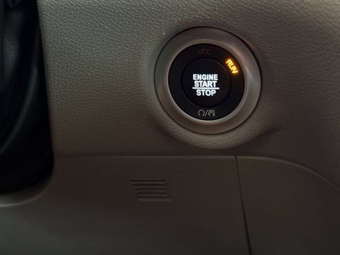 Used 2023 Chrysler Pacifica Touring-L FWD image 28