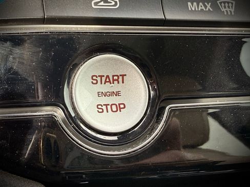 Used 2018 Jaguar F-PACE Prestige image 24