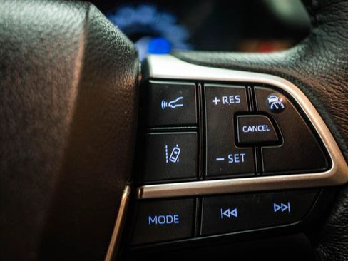 Used 2023 Toyota Sienna XLE w/ XLE Plus Package FWD image 21