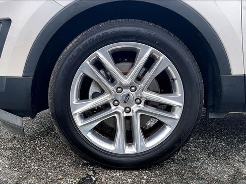 Used 2017 Ford Explorer XLT w/ Equipment Group 202A image 9