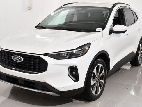 Used 2023 Ford Escape Platinum image 2