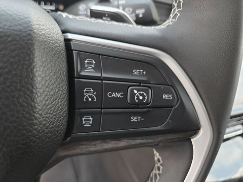 Used 2023 Jeep Grand Cherokee Limited w/ Luxury Tech Group II AWD/4WD image 16