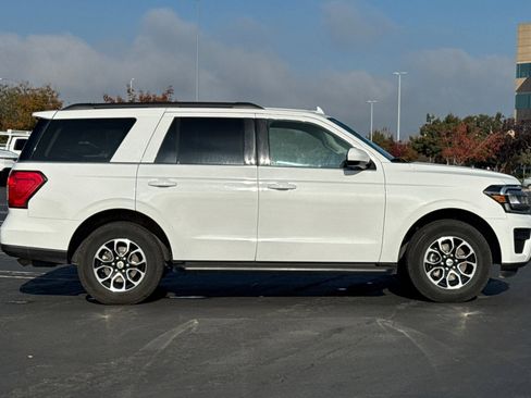 Used 2024 Ford Expedition XLT image 3