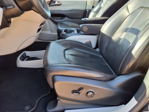 Used 2020 Chrysler Voyager Lxi image 24