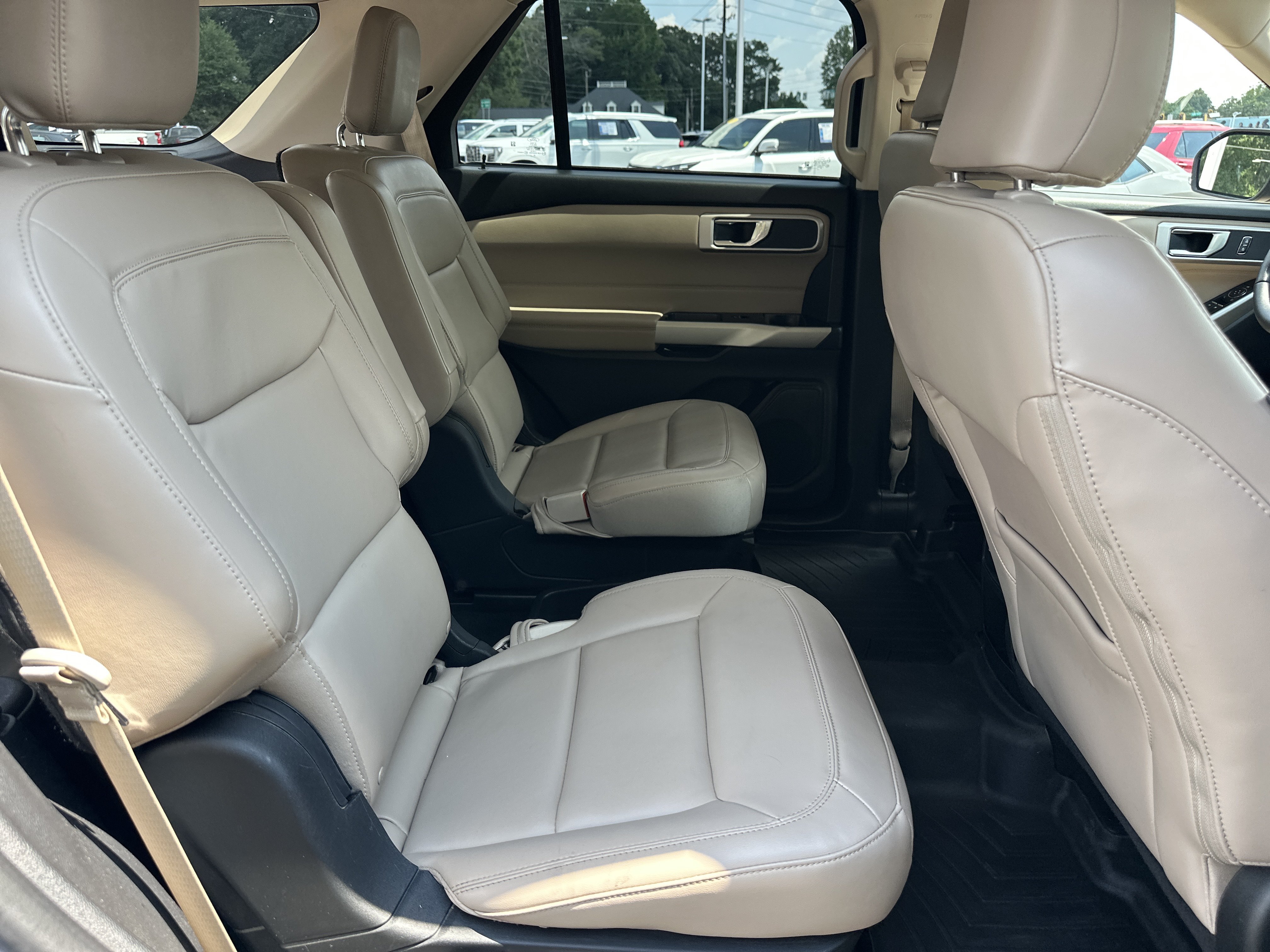 Used 2021 Ford Explorer XLT w/ Equipment Group 202A RWD image 16