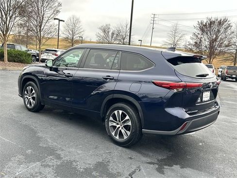 Used 2023 Toyota Highlander XLE image 6