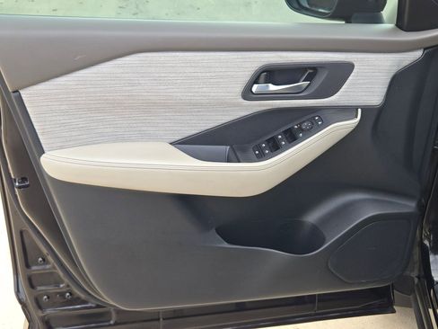 Used 2023 Nissan Rogue SV image 11