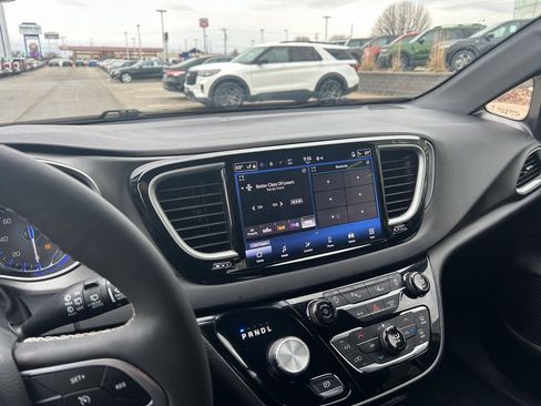 Used 2025 Chrysler Pacifica Select image 20