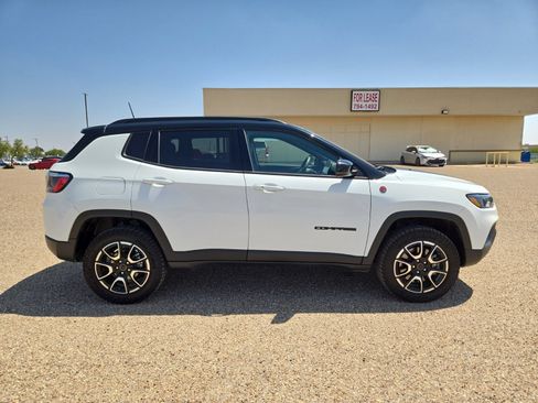 Used 2025 Jeep Compass Trailhawk AWD/4WD image 6