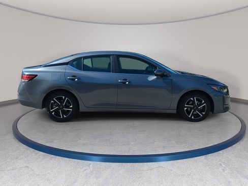 Used 2024 Nissan Sentra SV FWD image 4
