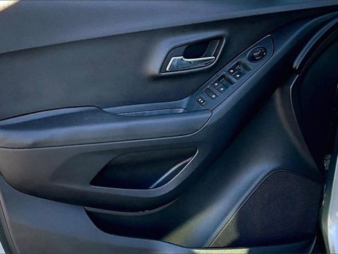 Used 2017 Chevrolet Trax LT image 9