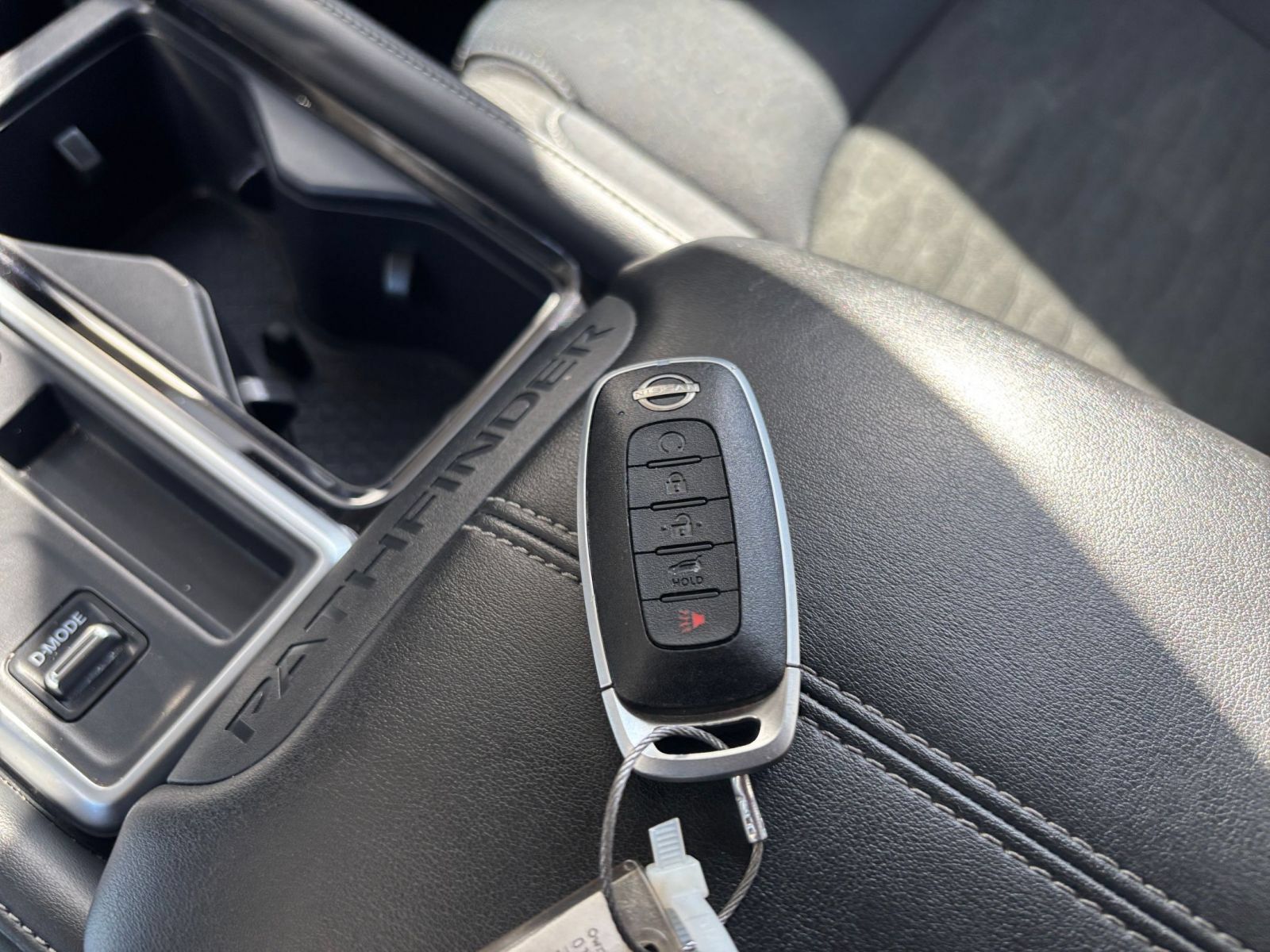 Used 2025 Nissan Pathfinder SV FWD image 26