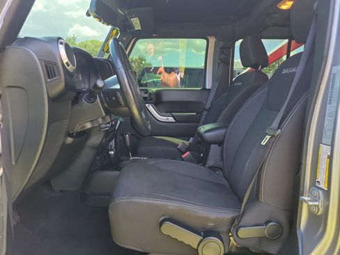 Used 2018 Jeep Wrangler Unlimited Sahara AWD/4WD image 9