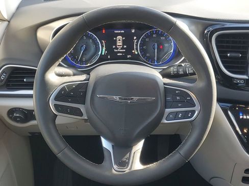 Used 2024 Chrysler Pacifica Touring-L image 32