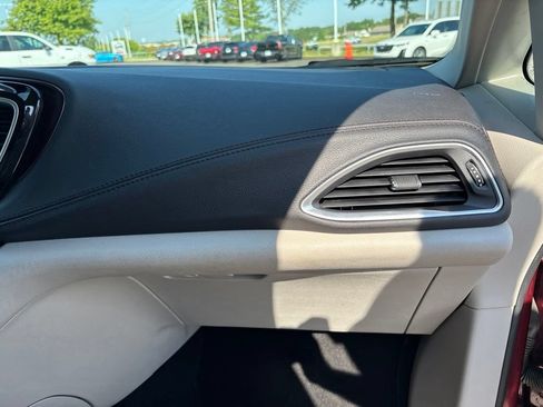 Used 2017 Chrysler Pacifica Limited w/ UConnect Theater Package FWD image 30
