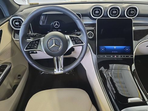 Used 2025 Mercedes-Benz GLC 300 image 17