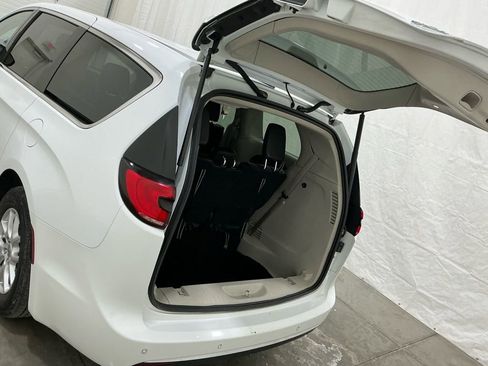 Used 2023 Chrysler Pacifica Touring-L image 21