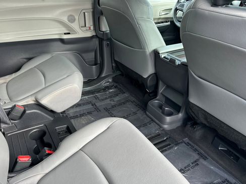 Used 2023 Toyota Sienna XLE image 19