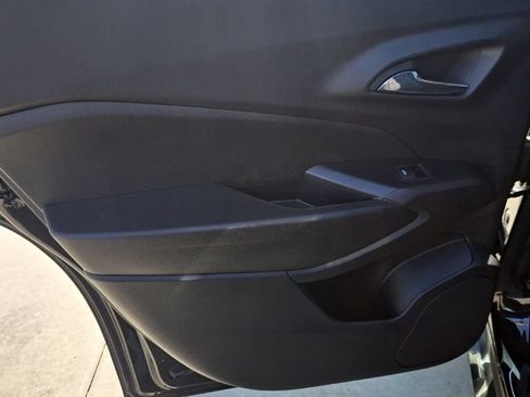 Used 2025 Chevrolet Trax LT FWD image 27