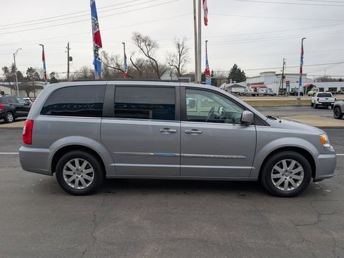 Used 2015 Chrysler Town & Country Touring w/ Driver Convenience Group image 6