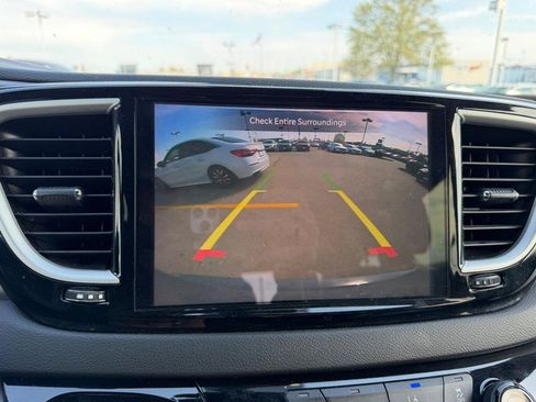 Used 2025 Chrysler Pacifica Select FWD image 24
