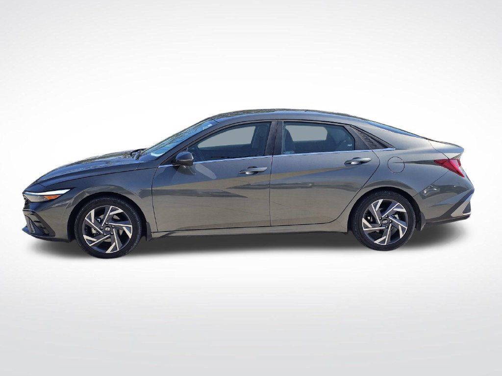 Used 2025 Hyundai Elantra Limited FWD image 8