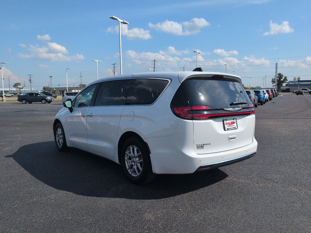 Used 2024 Chrysler Pacifica Touring-L FWD image 5