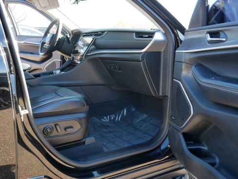 Used 2023 Jeep Grand Cherokee L Limited w/ Luxury Tech Group II image 19