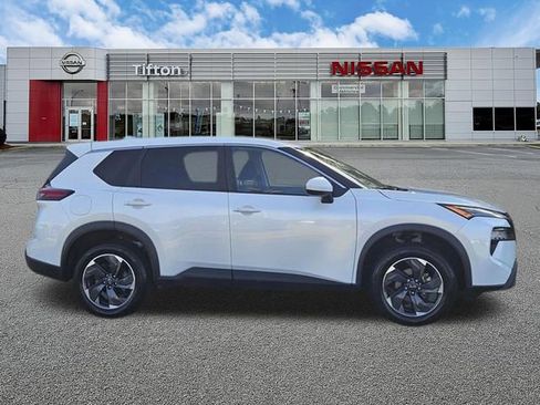 Used 2025 Nissan Rogue SV FWD image 3