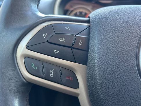 Used 2017 Jeep Cherokee Latitude w/ Safety/Convenience Group image 16