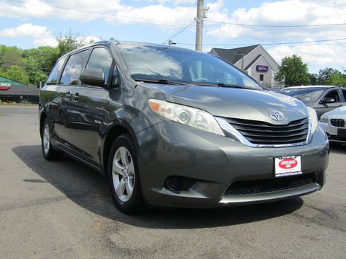 Used 2013 Toyota Sienna LE w/ Towing Pkg FWD image 1