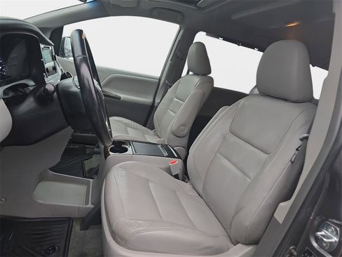 Used 2015 Toyota Sienna XLE Premium image 16