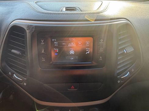 Used 2017 Jeep Cherokee Latitude FWD image 18