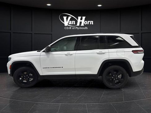 Used 2025 Jeep Grand Cherokee Limited w/ Black Appearance Package image 6