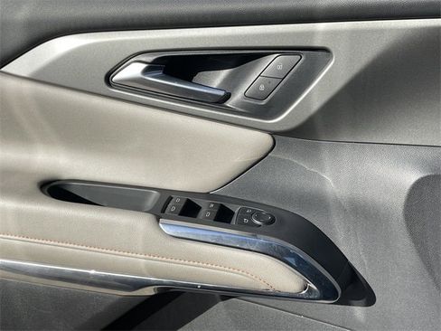 Used 2025 Chevrolet Traverse LT image 20