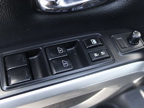 Used 2022 Nissan Titan SV image 14