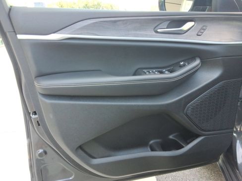 Used 2023 Jeep Grand Cherokee Limited AWD/4WD image 22