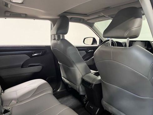Used 2022 Toyota Highlander XLE image 13