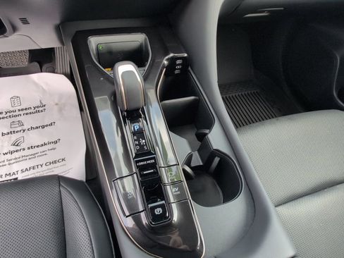 Certified 2025 Toyota Crown Signia image 22