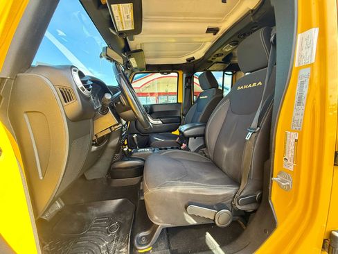Used 2015 Jeep Wrangler Unlimited Sahara w/ Connectivity Group AWD/4WD image 9