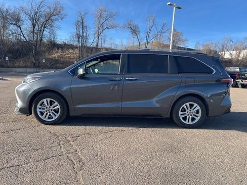 Used 2025 Toyota Sienna Limited image 2