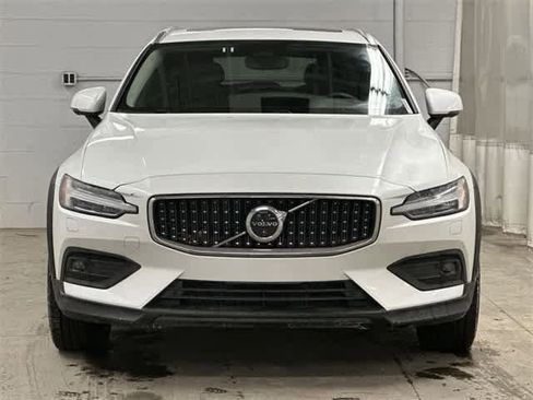 Used 2025 Volvo V60 B5 Cross Country Plus image 23