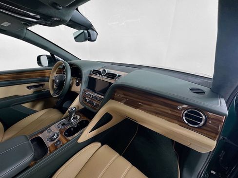Certified 2025 Bentley Bentayga AWD/4WD image 29