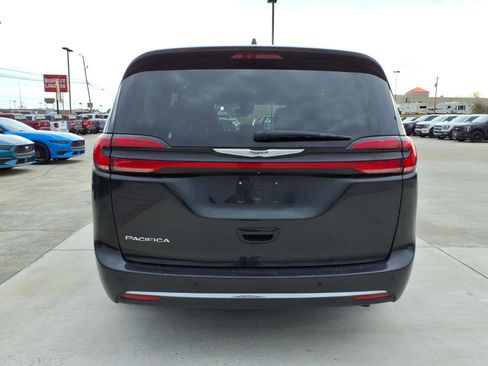 Used 2023 Chrysler Pacifica Touring-L image 4