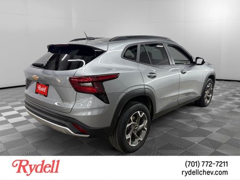 Used 2025 Chevrolet Trax LT w/ Driver Confidence Package FWD image 5