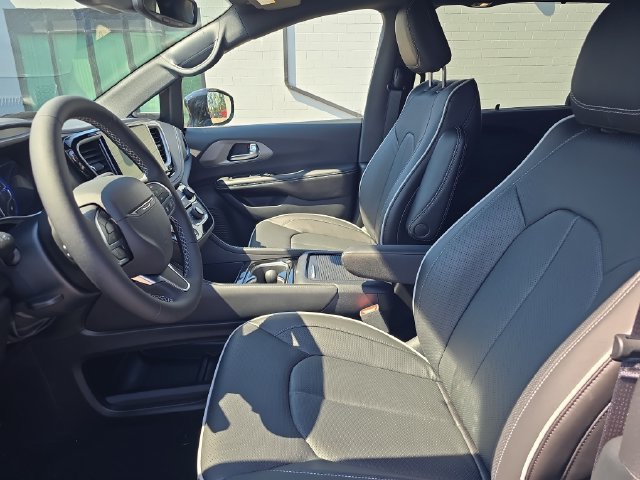 New 2027 Chrysler Pacifica Limited AWD/4WD image 10