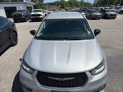 Used 2024 Chrysler Pacifica Touring-L image 19